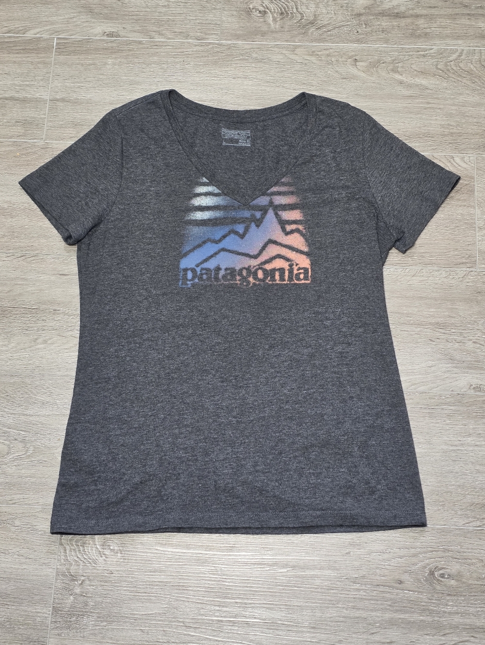 New Patagonia Destressed Logo T-Shirt Womans L V Neck Ombre Mountains Slim Fit